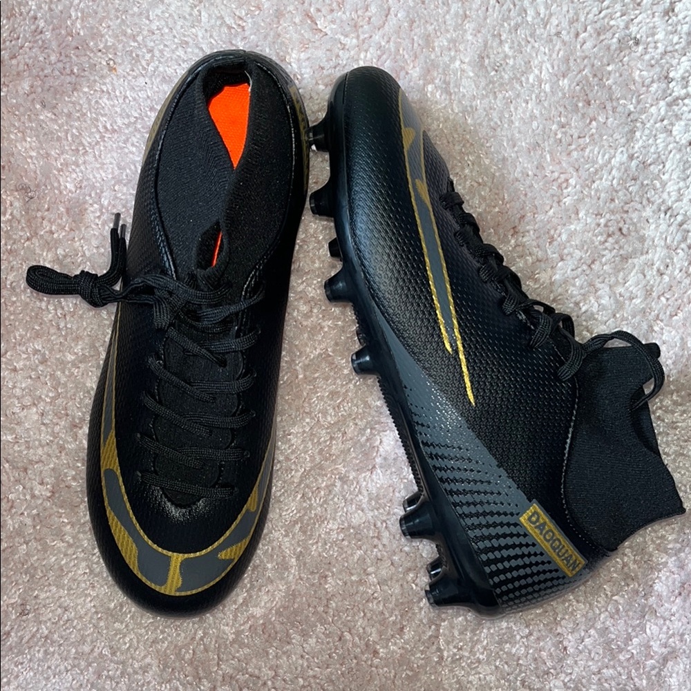 Diadora Men's Black and Gold Soccer Cleats